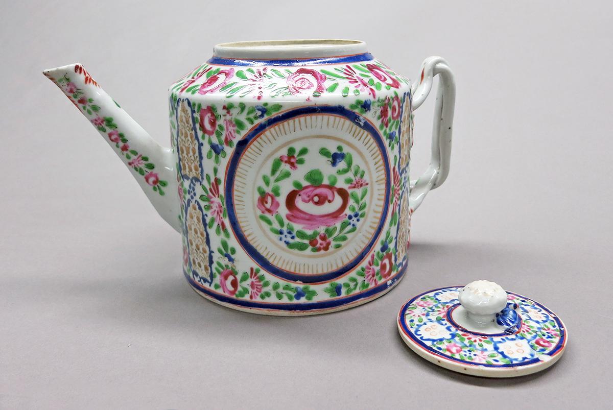2014.0016.114 A, B Teapot separate
