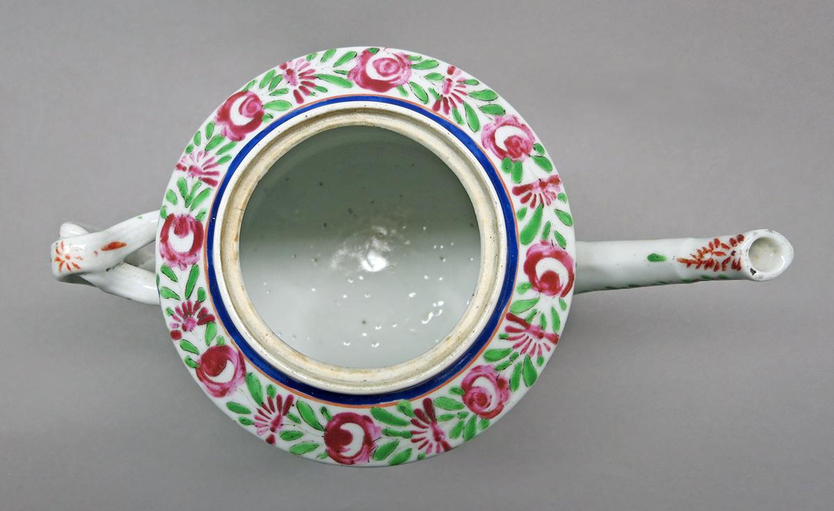 2014.0016.114 A Teapot inside