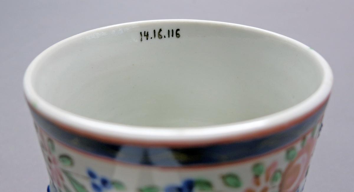 2014.0016.116 Mug inside