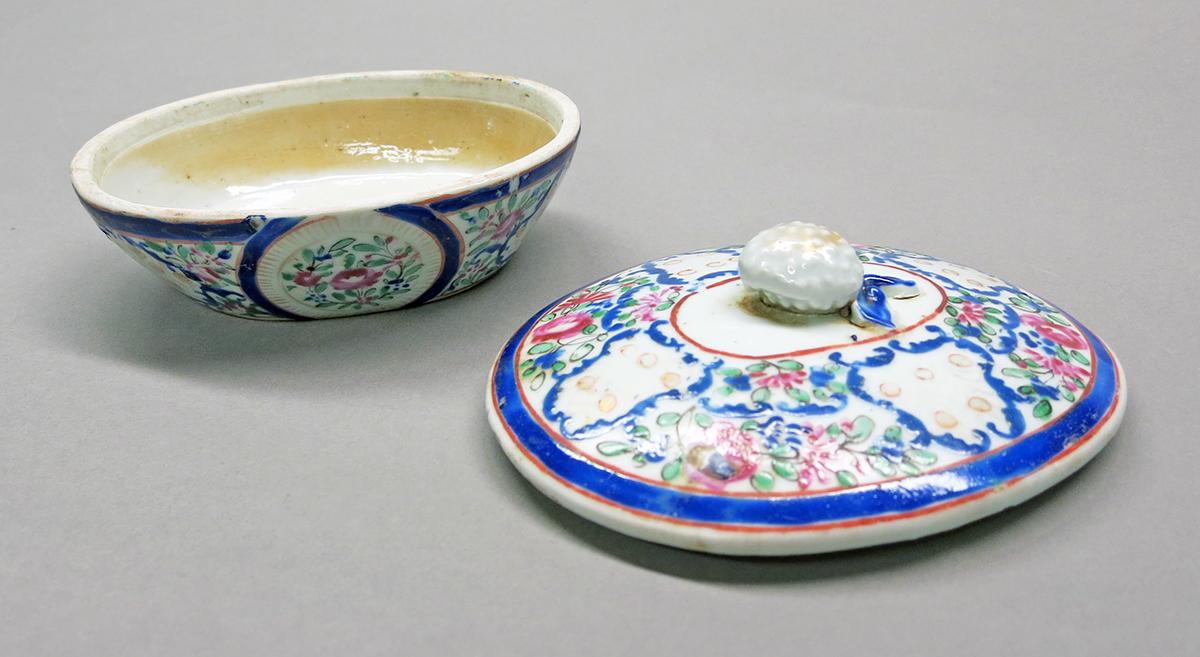 2014.0016.118 A, B Soap dish and lid, separate