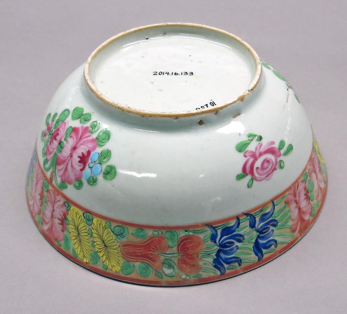 2014.0016.133 Bowl underside angle
