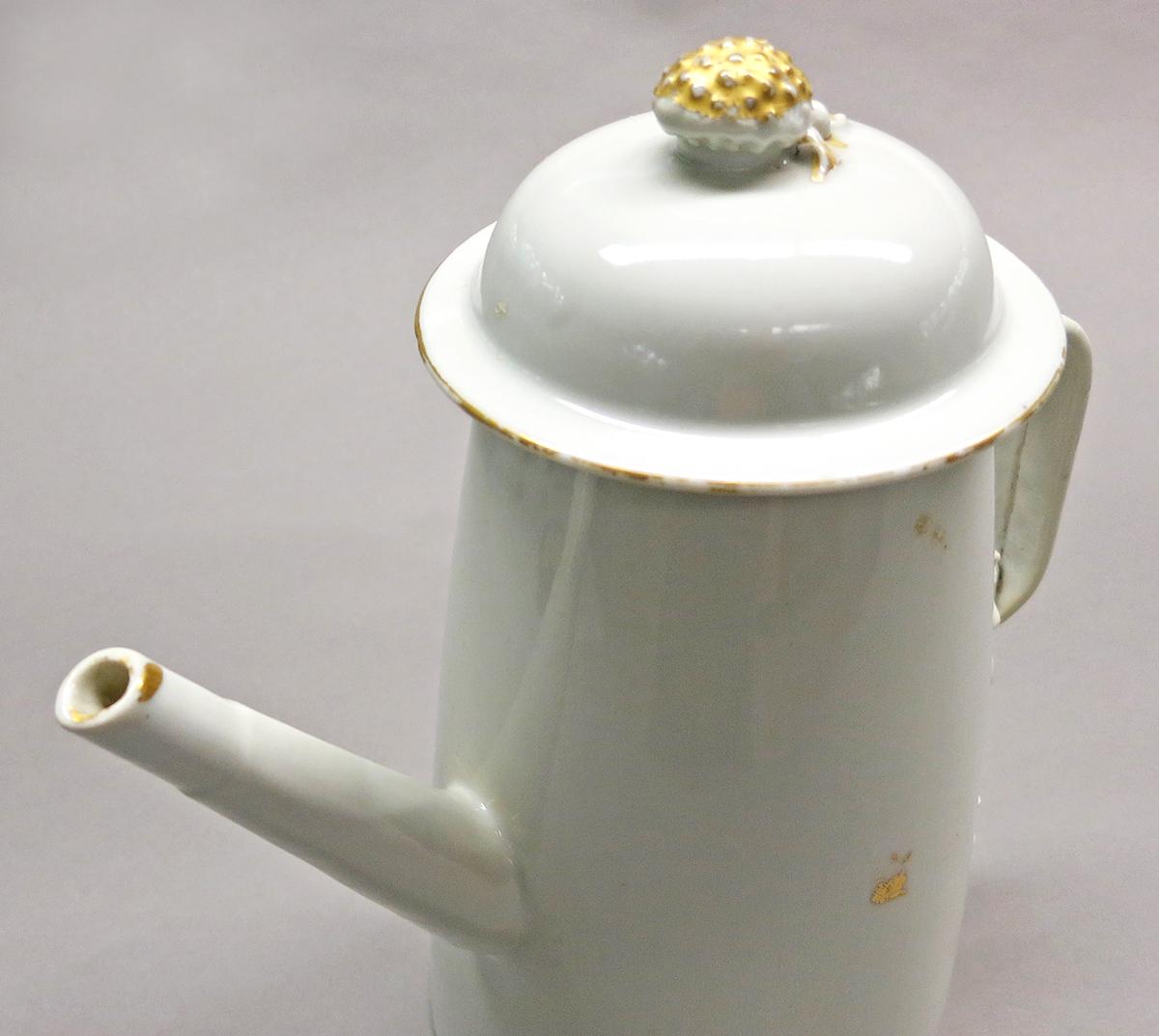 2014.0016.142.001 A, B Coffee pot view 1