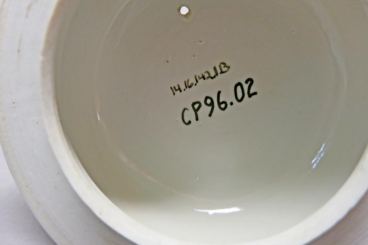 2014.0016.142.001 B Coffee pot underside detail