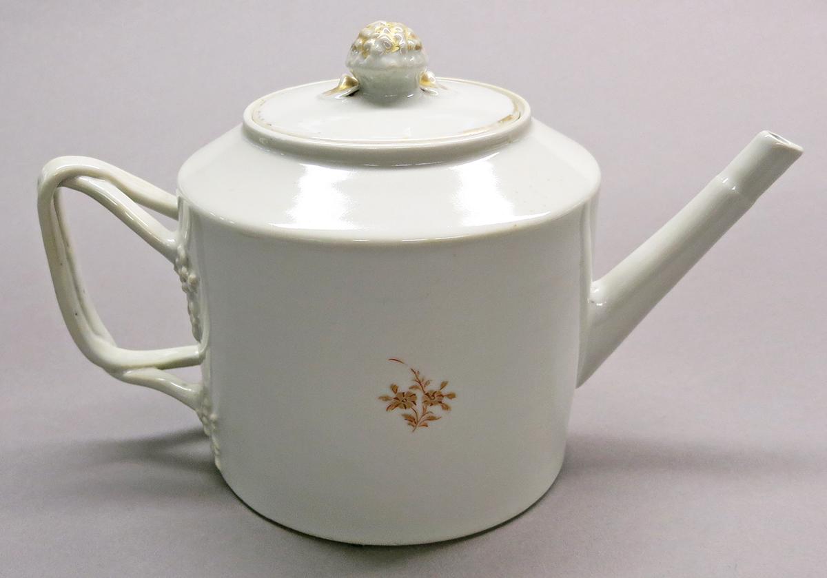 2014.0016.142.002 A, B Teapot side 2