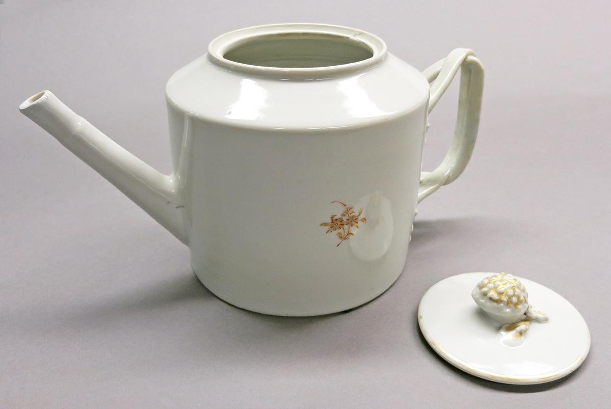 2014.0016.142.002 A, B Teapot separate
