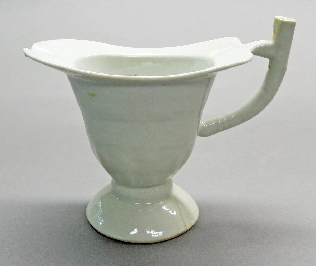 2014.0016.142.003 Cream pot side 1