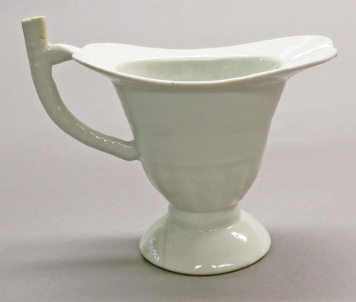 2014.0016.142.003 Cream pot side 2