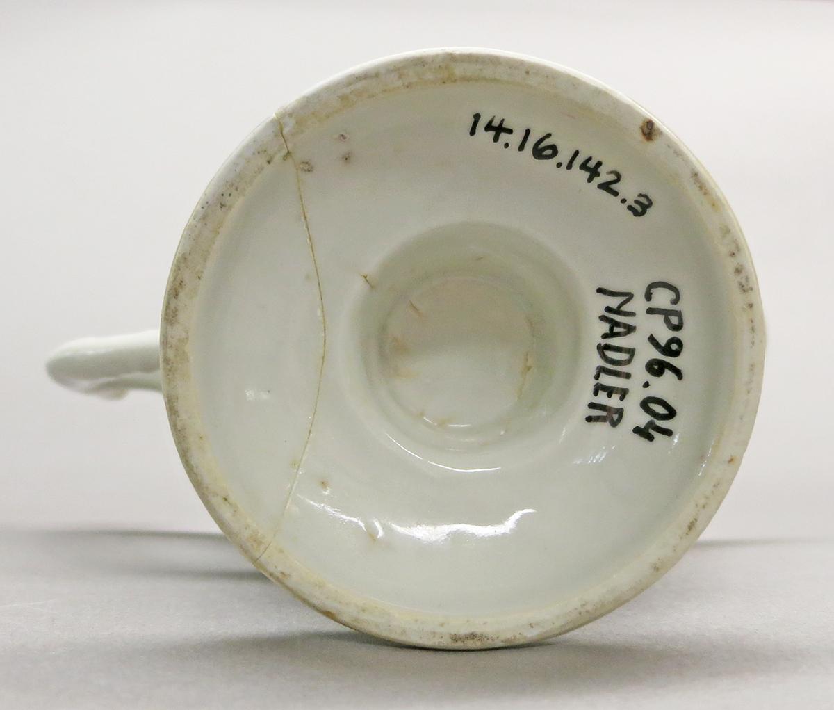 2014.0016.142.003 Cream pot underside detail