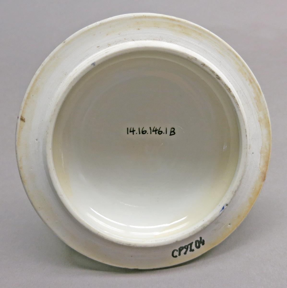 2014.0016.146.001 B Jug lid underside