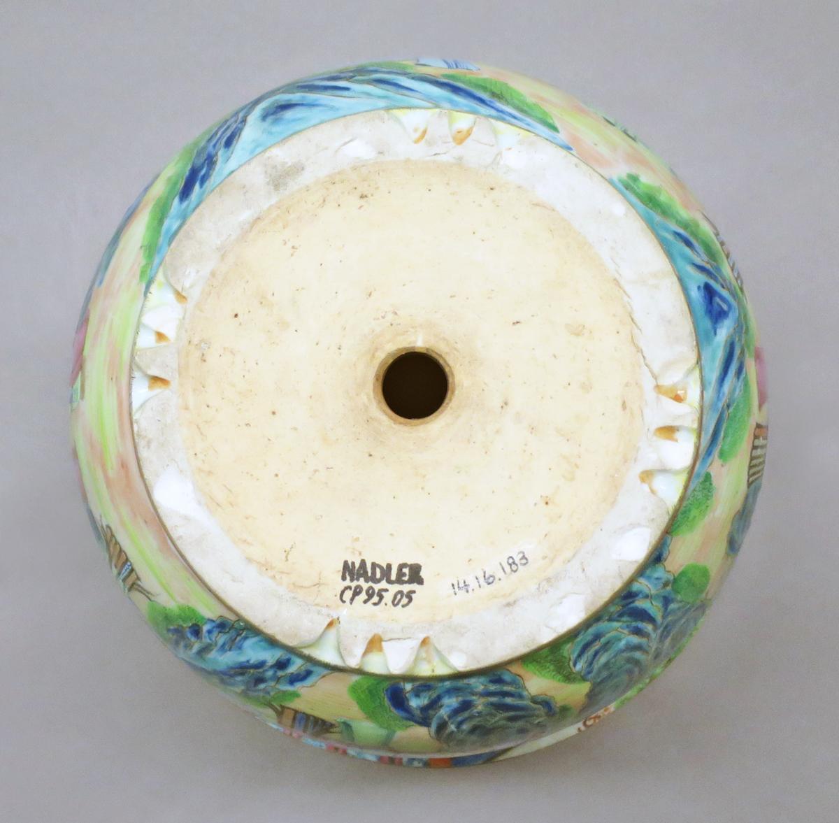 2014.0016.183 Flower container, underside