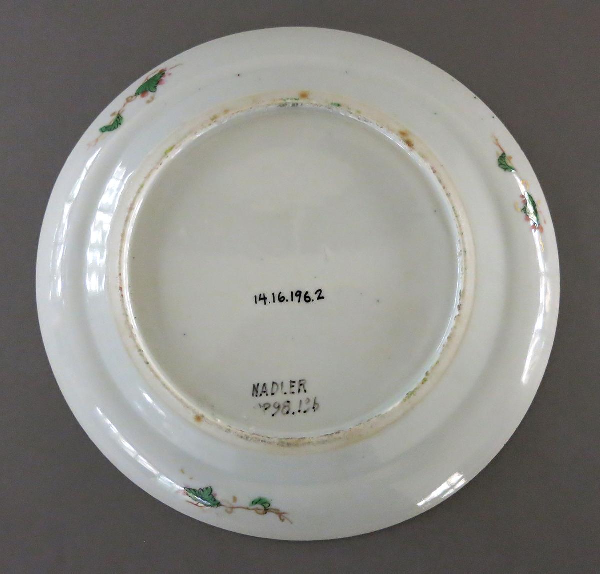 2014.0016.196.002 Dinner plate bottom