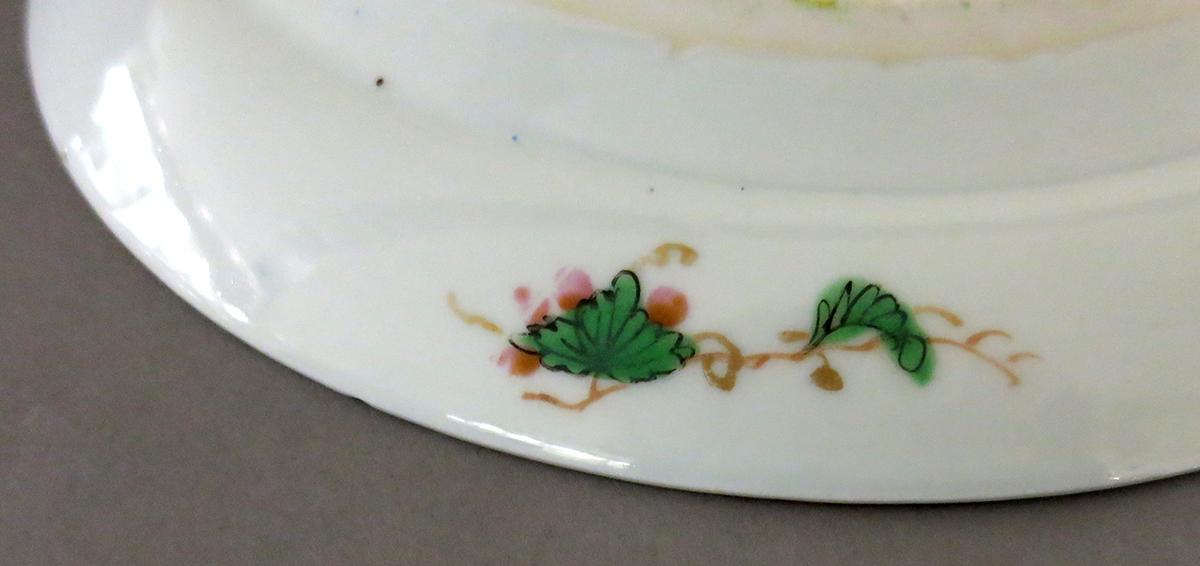 2014.0016.196.002 Dinner plate bottom detail