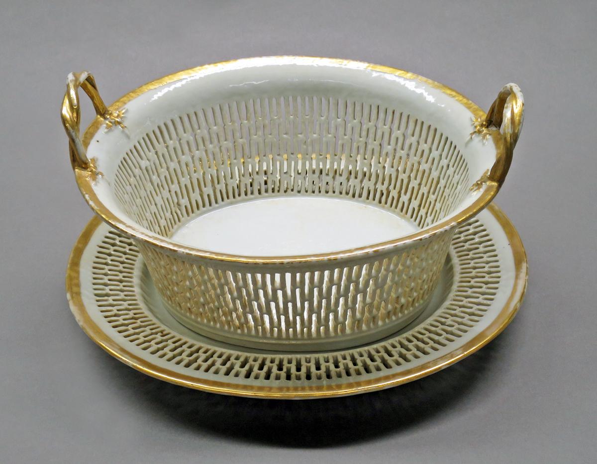 2014.0016.200 A, B Basket and stand, overall