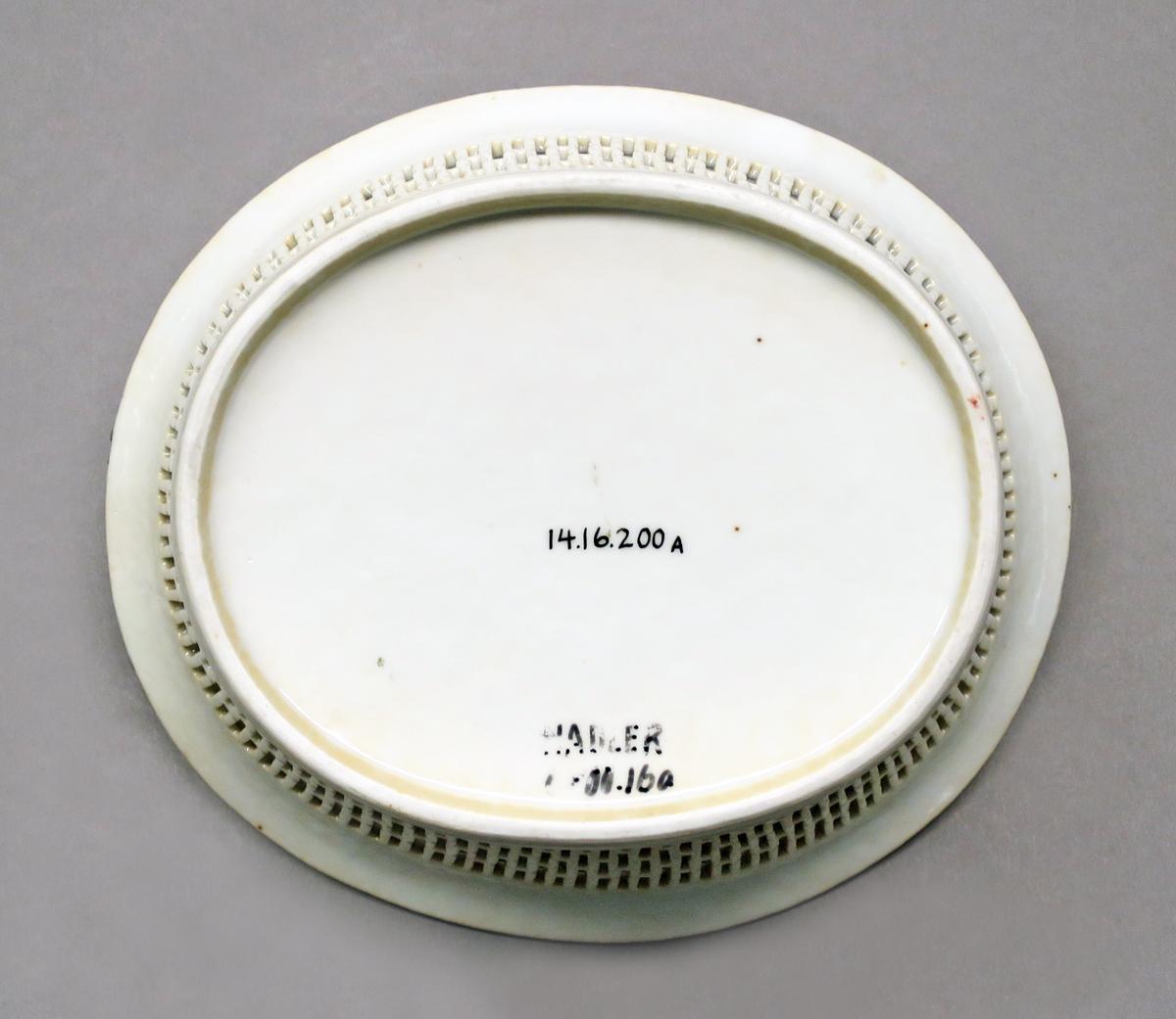 2014.0016.200 A Basket, underside