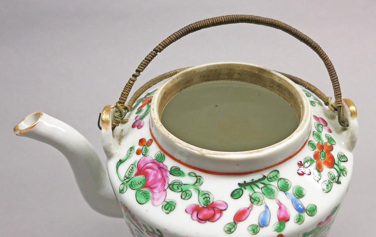 2014.0016.215 A Teapot inside
