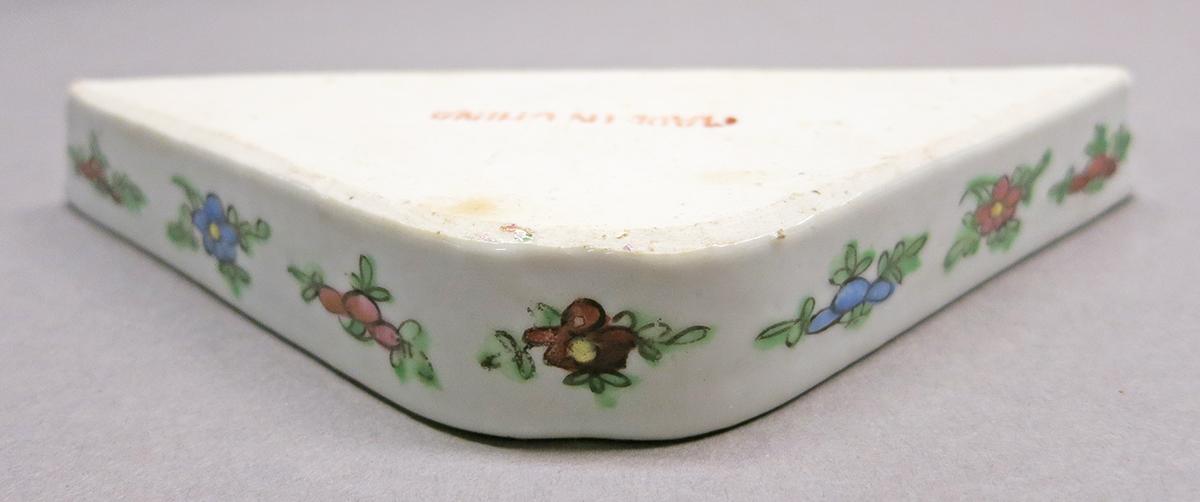 2014.0016.226 D Tray, pickle or sweetmeat dish underside