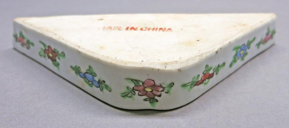 2014.0016.226 F Tray, pickle or sweetmeat dish underside