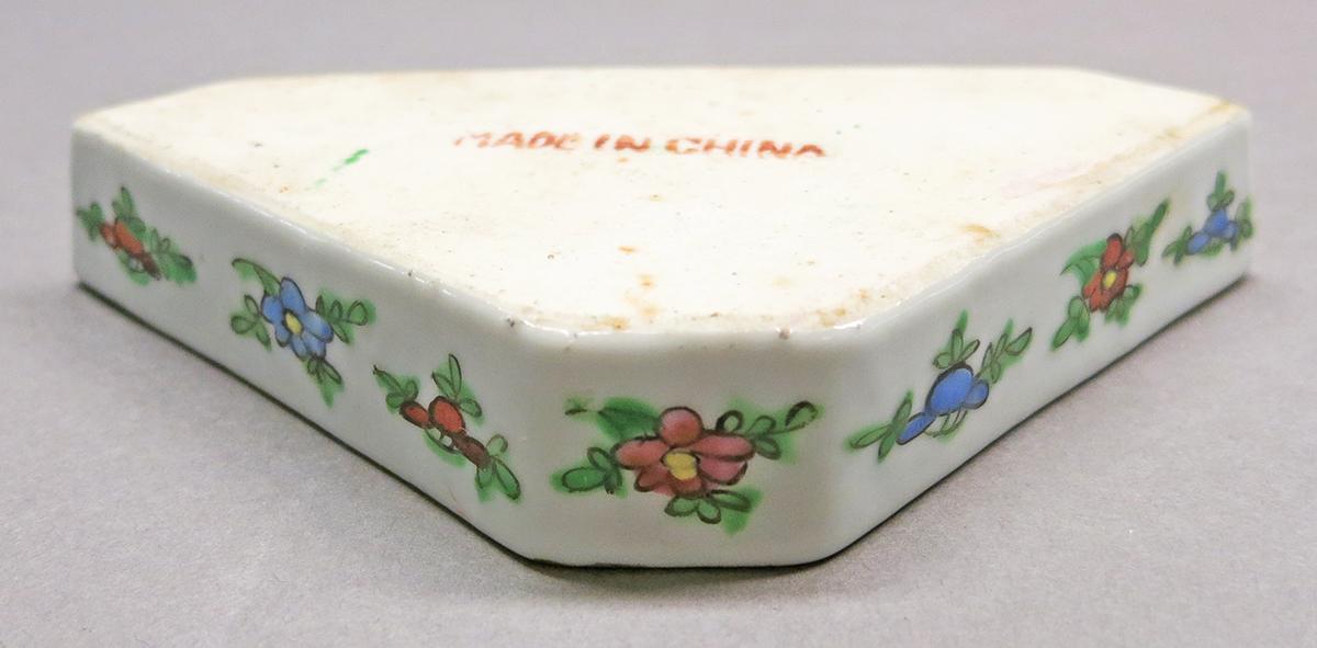 2014.0016.226 G Tray, pickle or sweetmeat dish underside