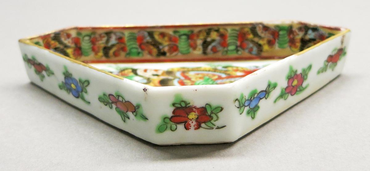 2014.0016.226 H Tray, pickle or sweetmeat dish overall