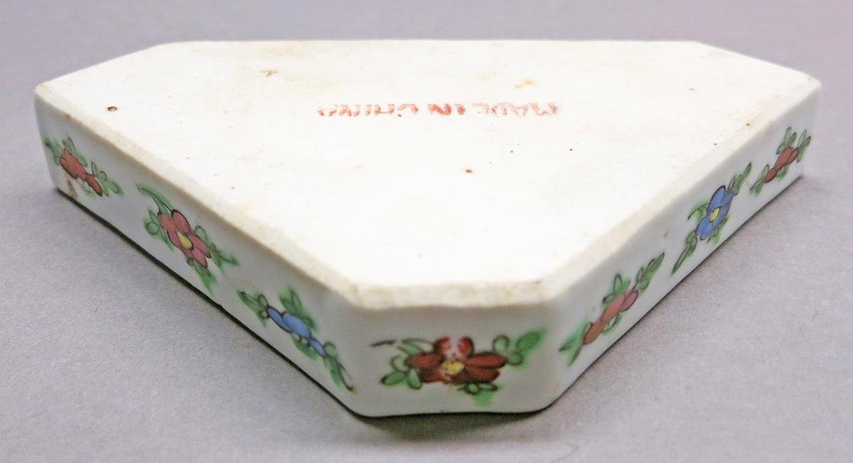 2014.0016.226 H Tray, pickle or sweetmeat dish underside