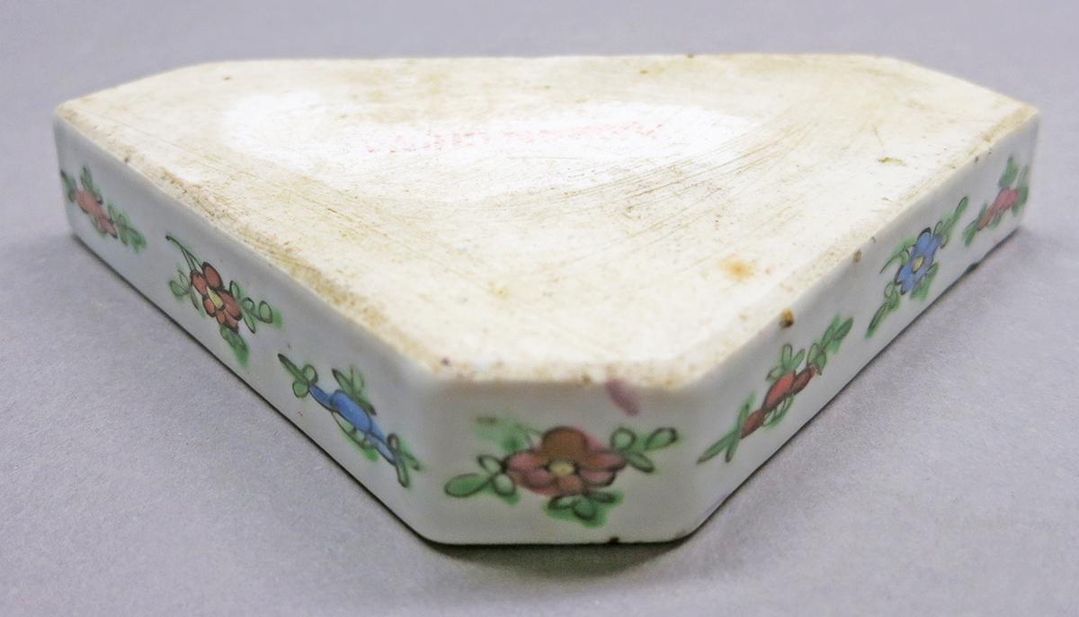 2014.0016.226 I Tray, pickle or sweetmeat dish underside
