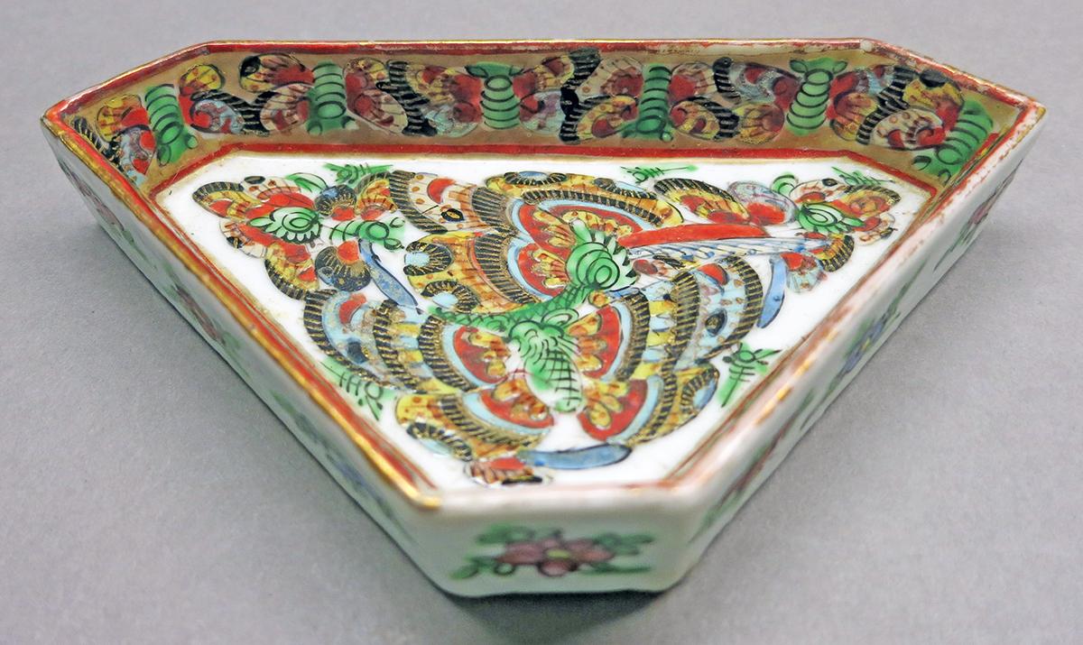 2014.0016.226 J Tray, pickle or sweetmeat dish inside