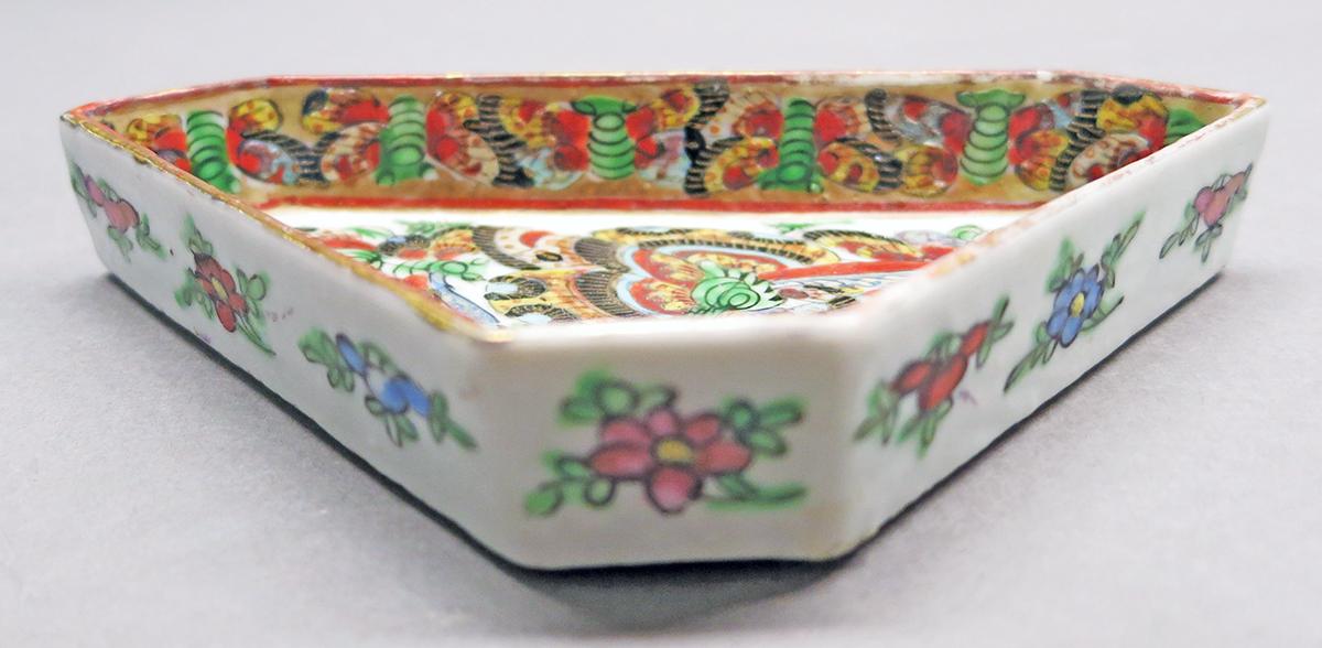2014.0016.226 J Tray, pickle or sweetmeat dish overall
