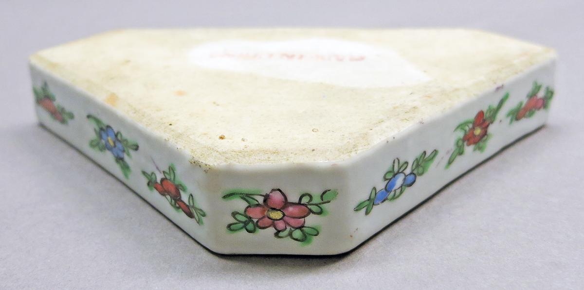 2014.0016.226 J Tray, pickle or sweetmeat dish underside