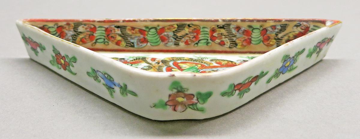 2014.0016.226 C Tray, pickle or sweetmeat dish overall