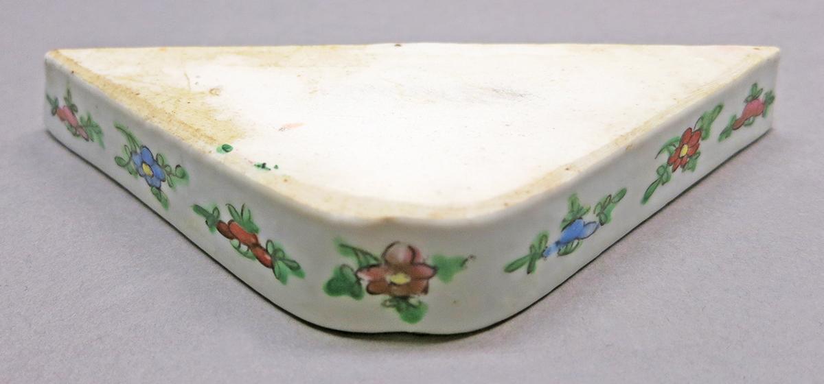 2014.0016.226 C Tray, pickle or sweetmeat dish underside