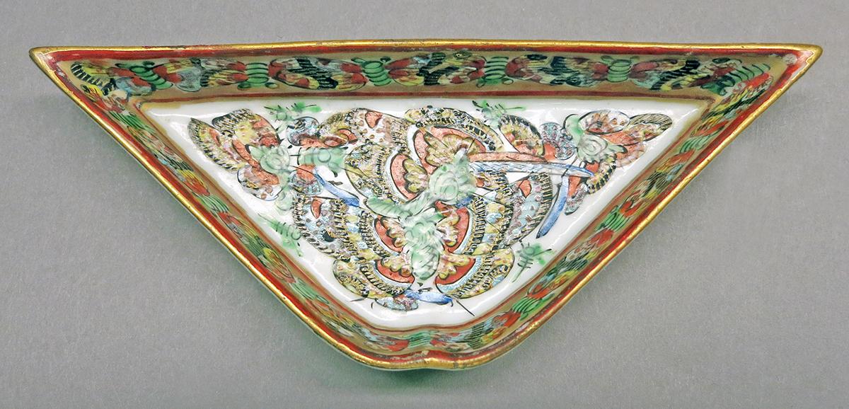2014.0016.226 D Tray, pickle or sweetmeat dish inside
