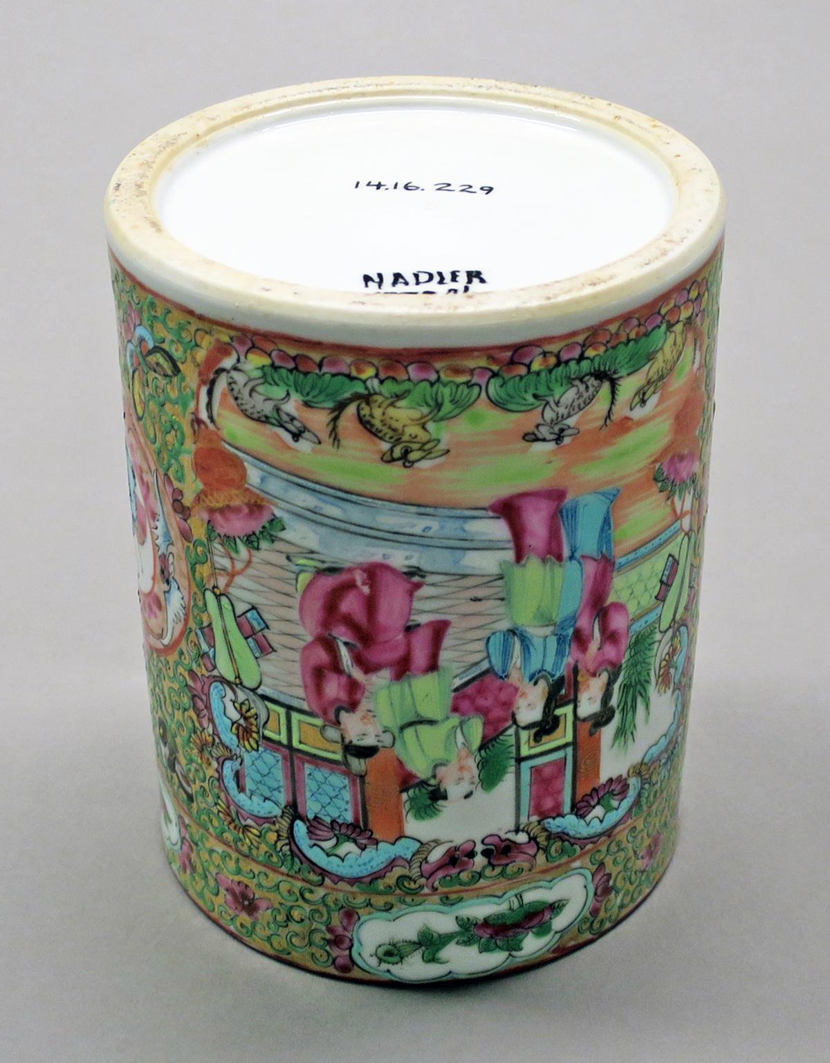 2014.0016.229 Brush pot underside angle