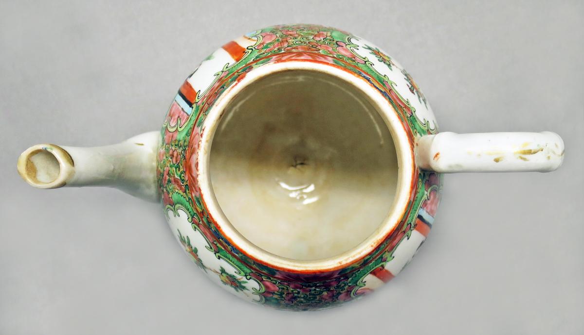 2014.0016.230 A Teapot, inside