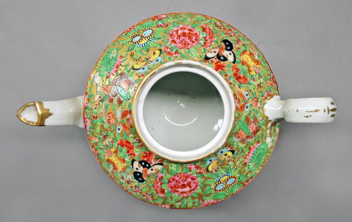 2014.0016.231.001 A Teapot, inside