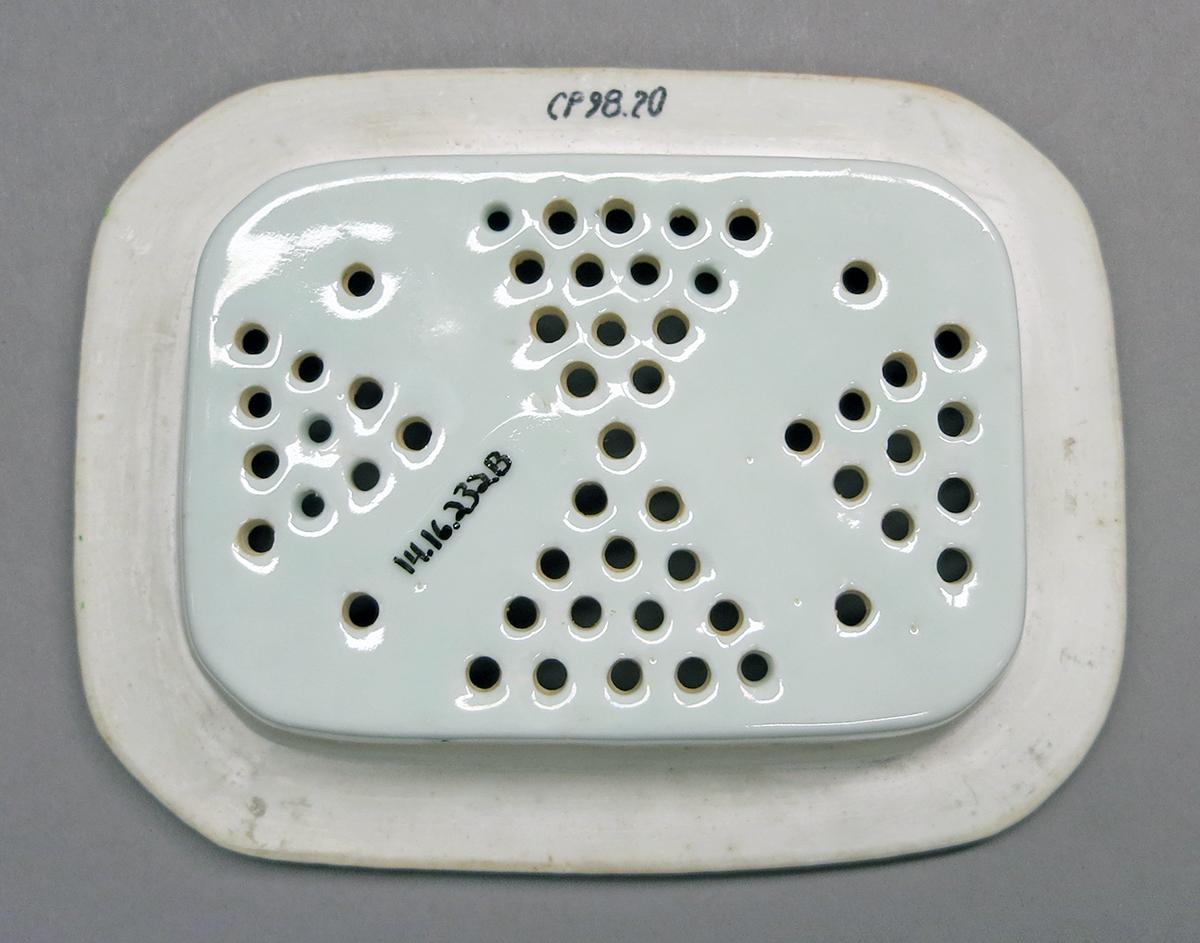 2014.0016.232 B Soap dish, underside