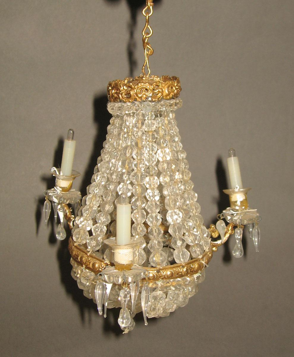 1959.1016 Miniature glass chandelier