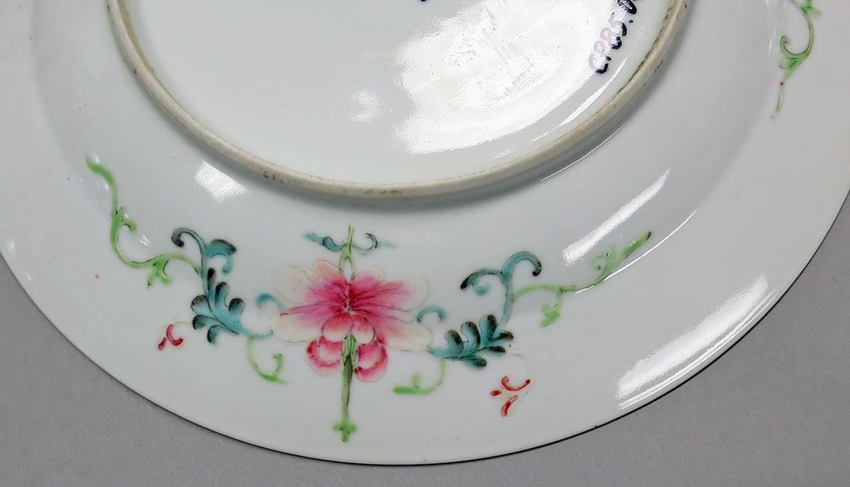 2014.0016.247.002 Dinner plate bottom detail