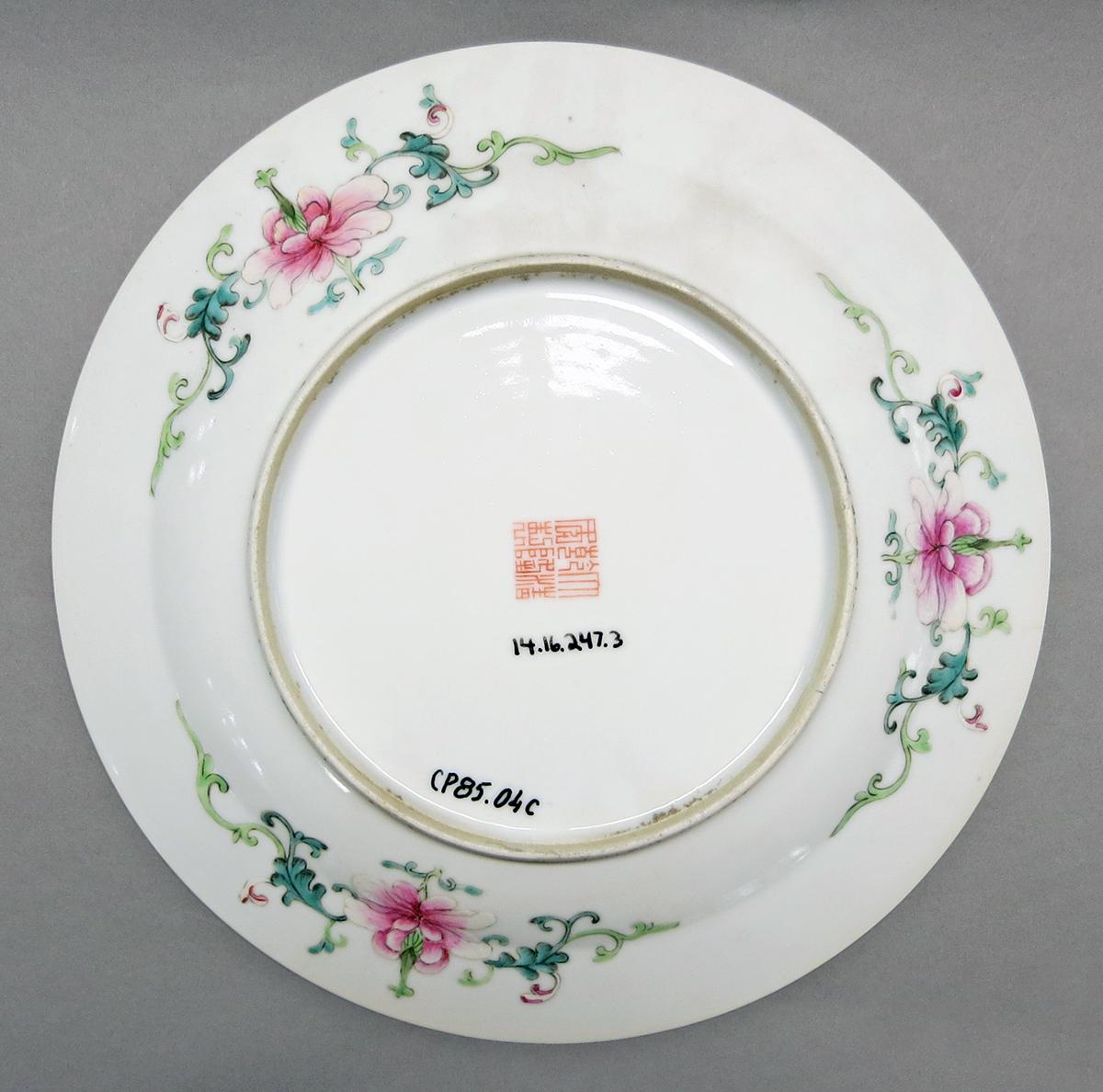 2014.0016.247.003 Dinner plate bottom