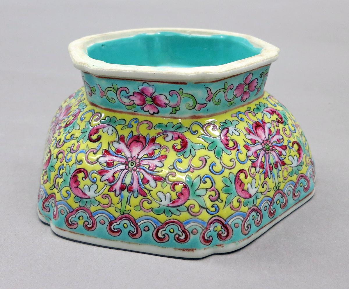 2014.0016.259 Bowl underside angle