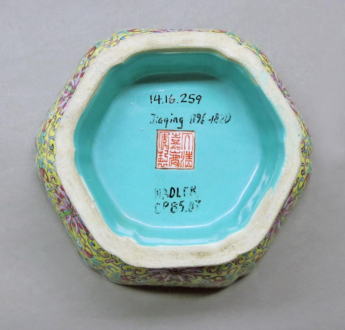 2014.0016.259 Bowl underside