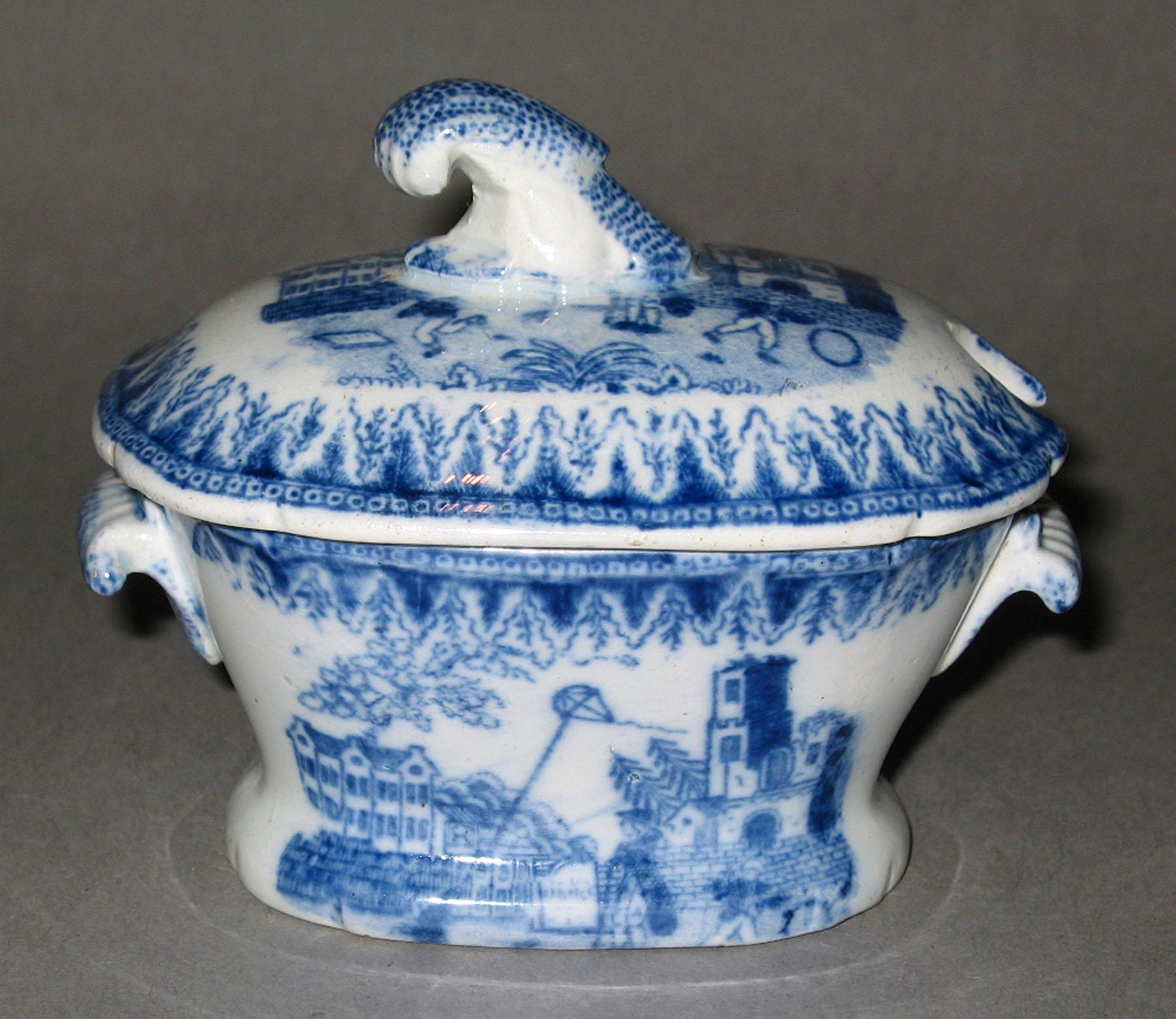 1959.1017.003 Earthenware tureen