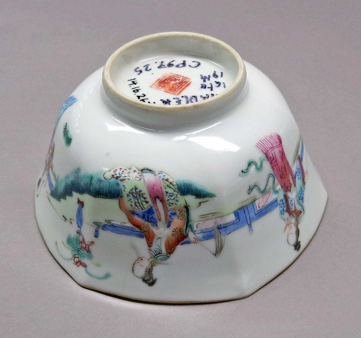 2014.0016.267 Bowl underside angle