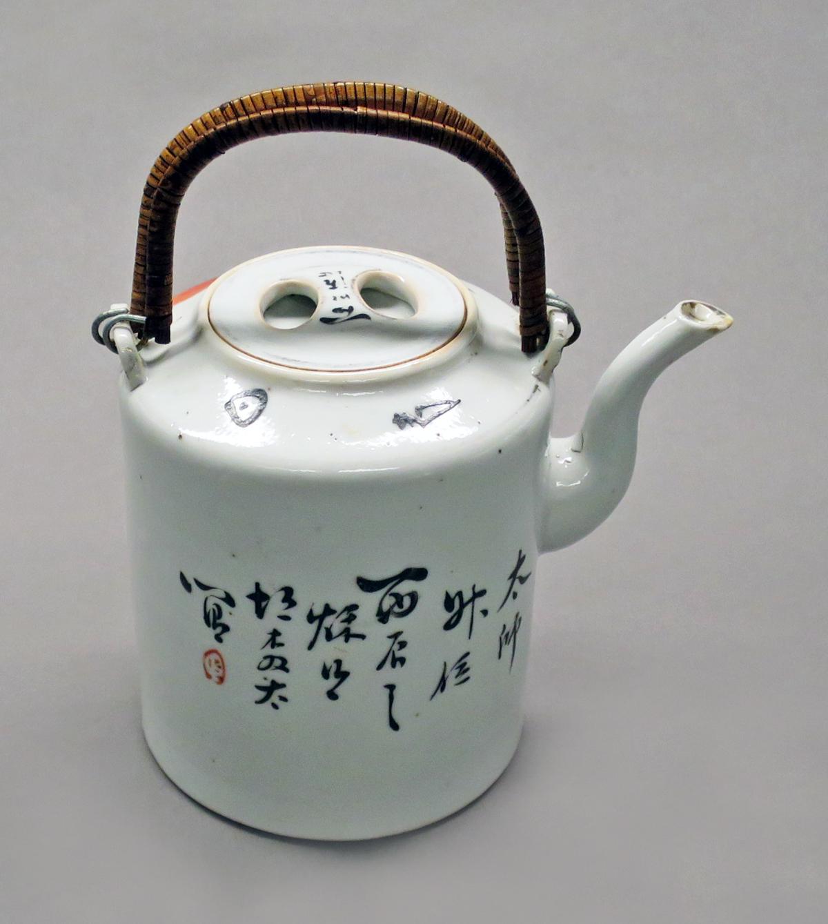 2014.0016.275 A, B Teapot and lid, side