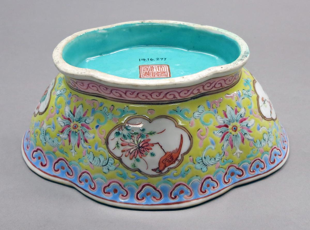 2014.0016.277 Bowl underside angle