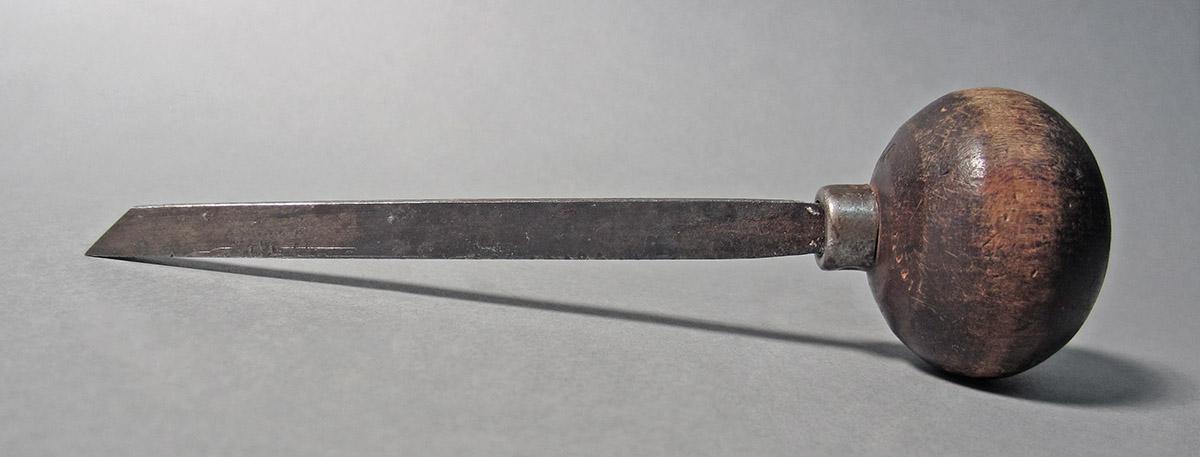 1986.0050.132, Graver, side 1