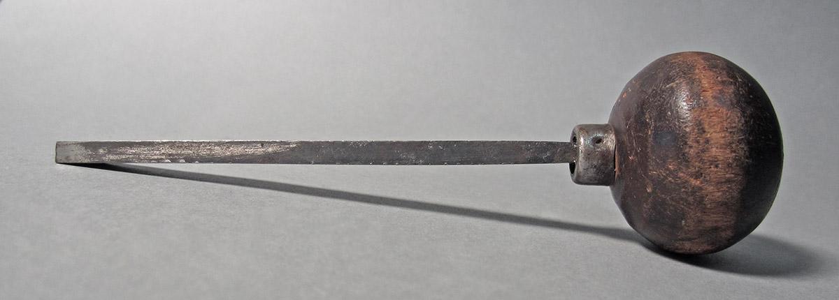 1986.0050.132, Graver, side 2