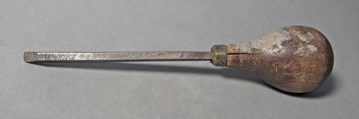 1986.0050.133, Graver, side 2