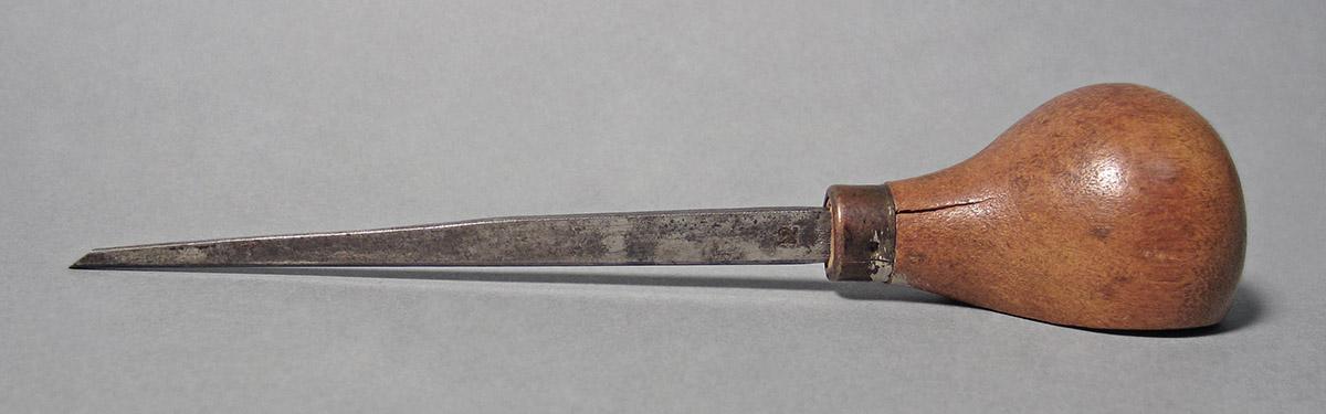 1986.0050.134, Graver, side 1