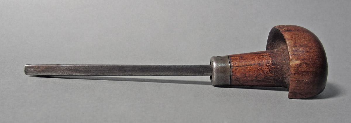 1986.0050.135, Graver, side 1