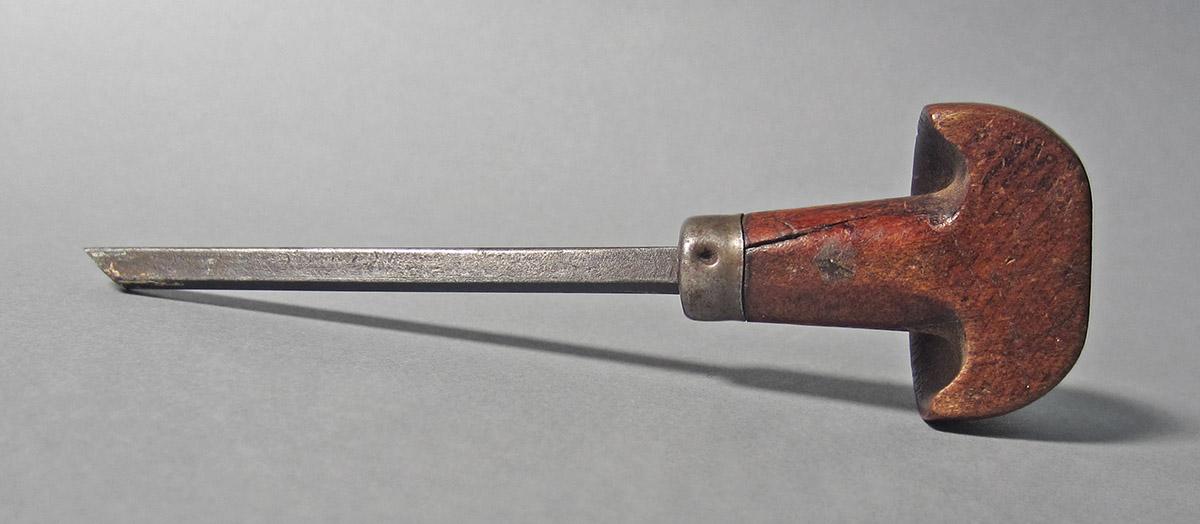 1986.0050.135, Graver, side 2